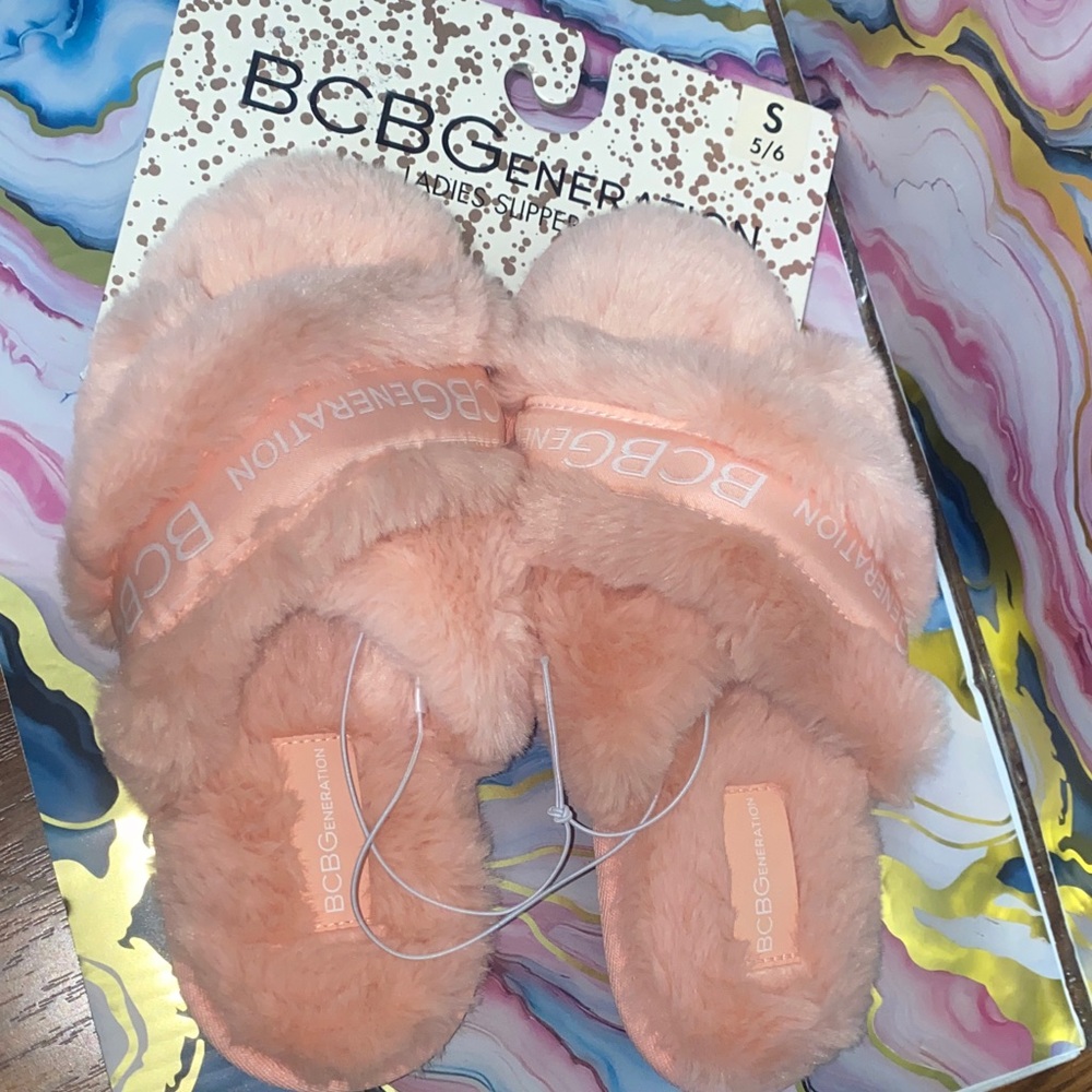 BCBG BCBGeneration PINK PLUSH FAUX FUR SLIPPERS SHOES Slides Cross-Strap S 5/6